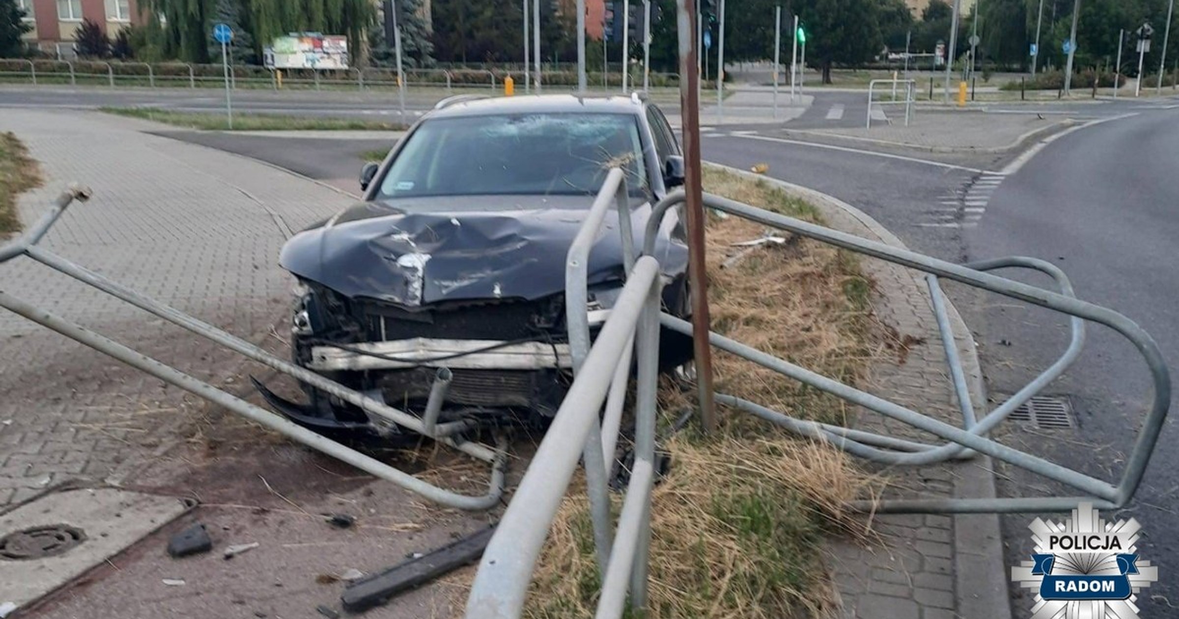 Kierowca Audi "skosił" barierki. Dowody miał przy sobie