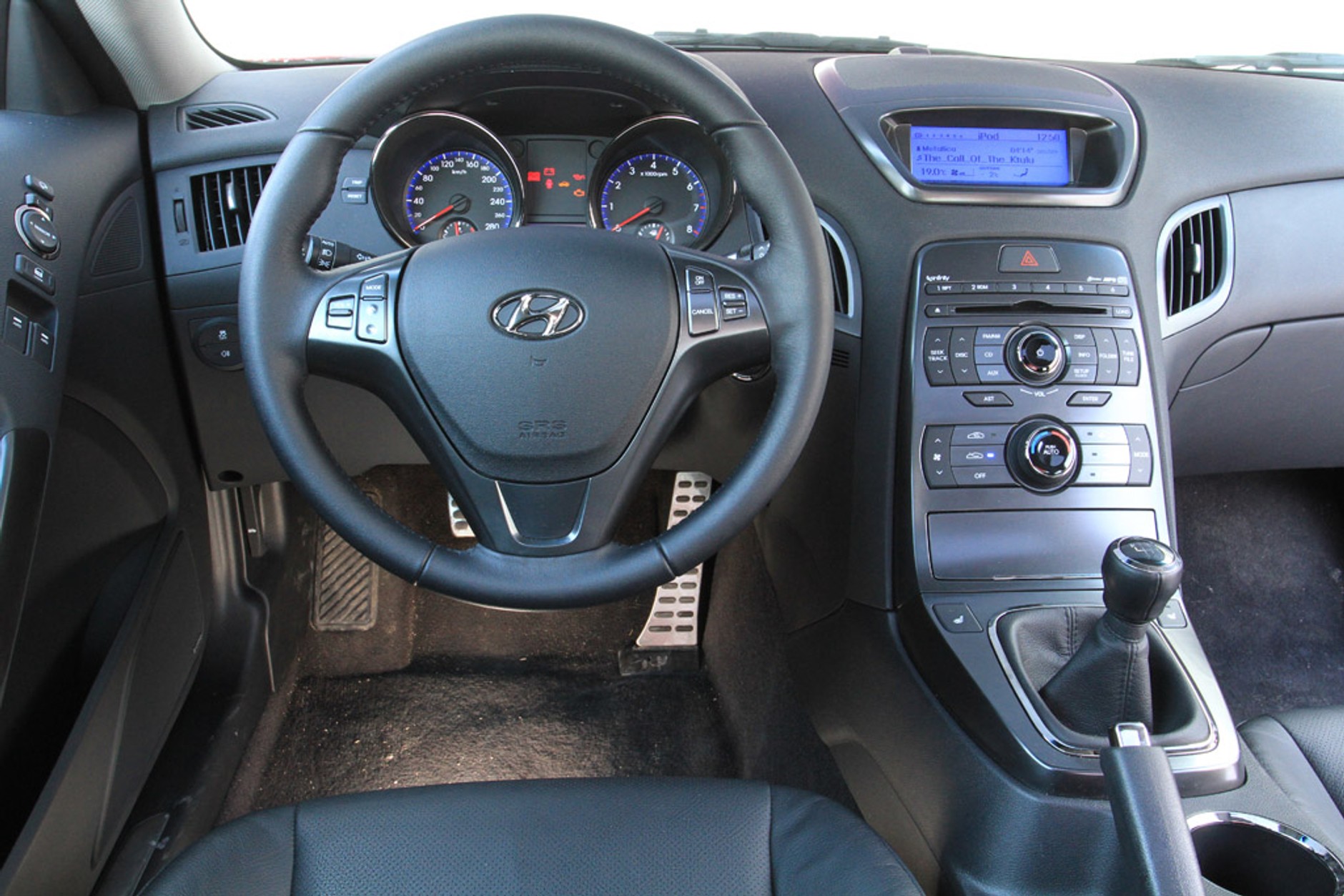 Hyundai Genesis Coupe: czerwony palacz gumy