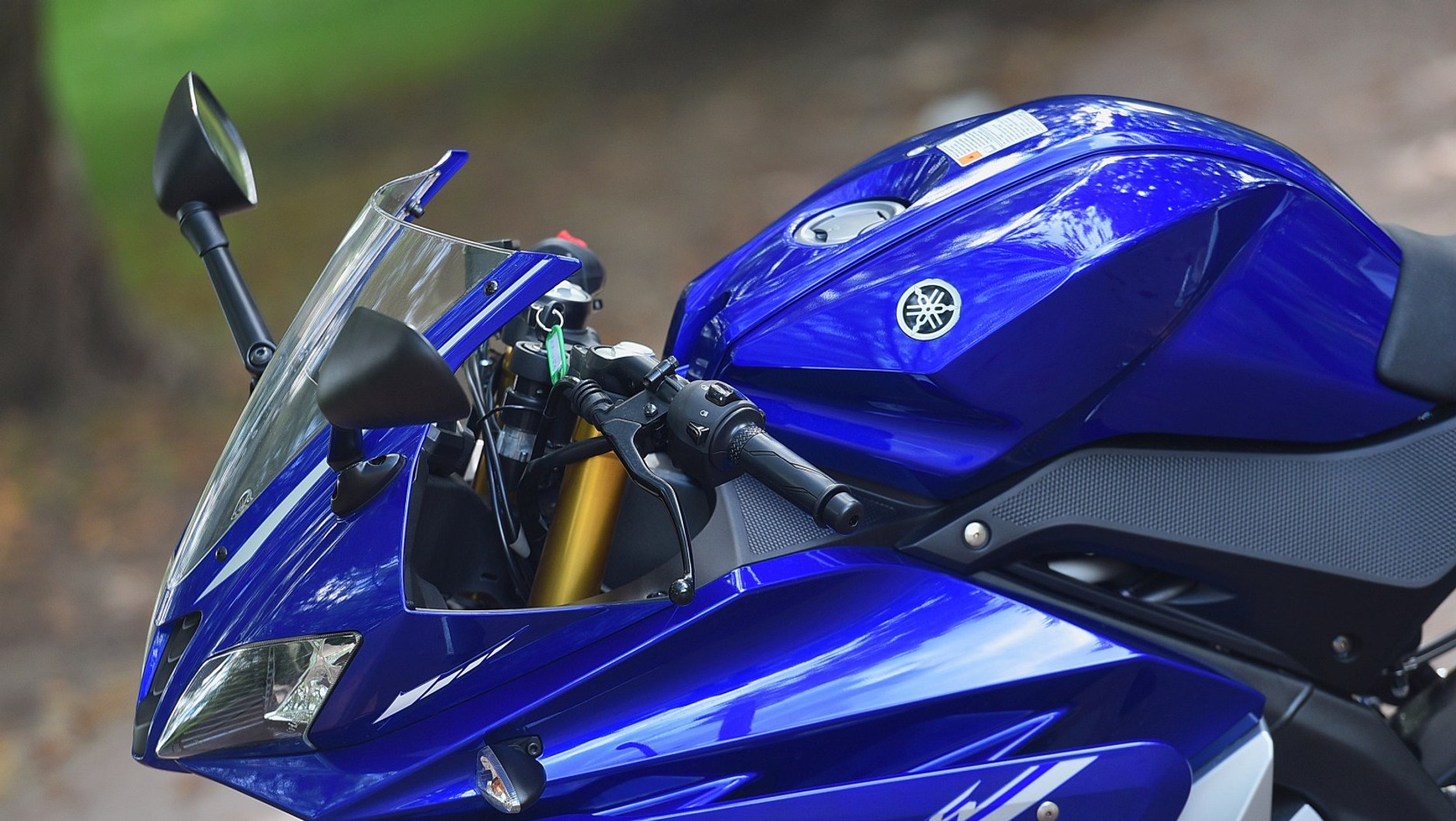 Yamaha YZF-125 z bliska