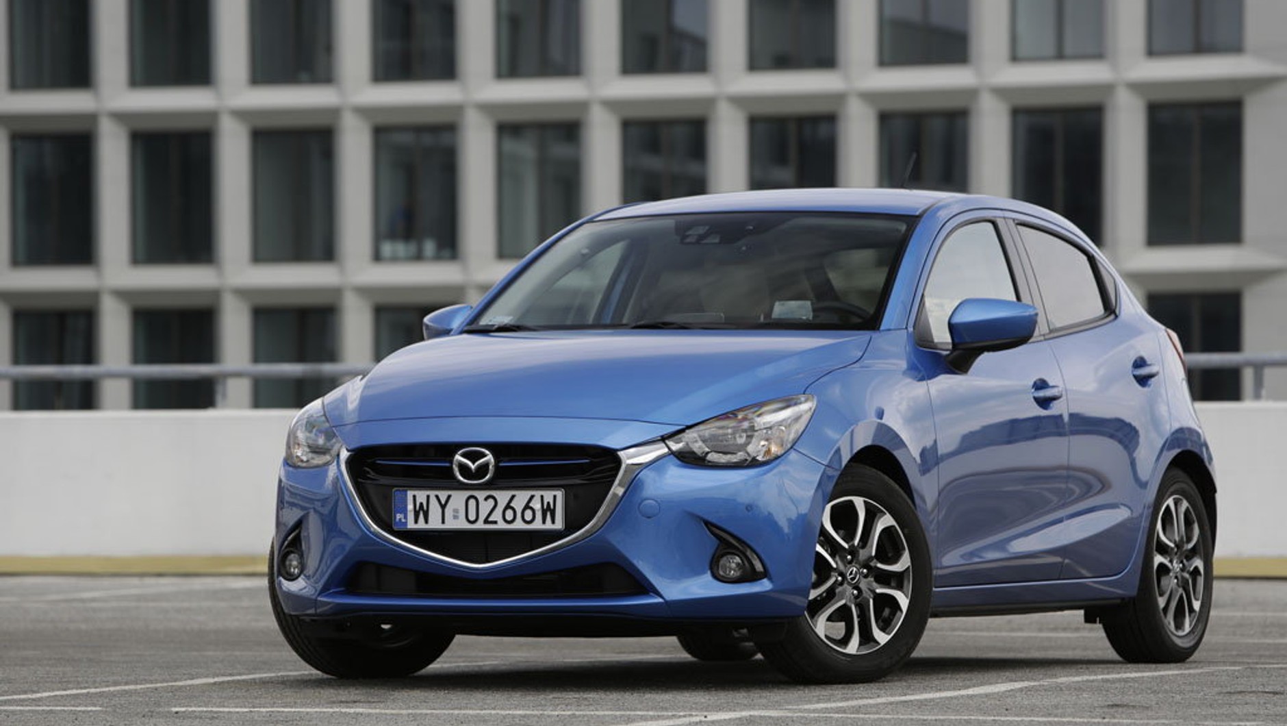 Dzięki niewielkim rozmiarom, świetnej zwrotności oraz automatycznej skrzyni biegów Mazda 2 wydaje się 
idealnym samochodem do podróżowania po mieście. Jest tylko jeden istotny problem – zbyt wysoka cena