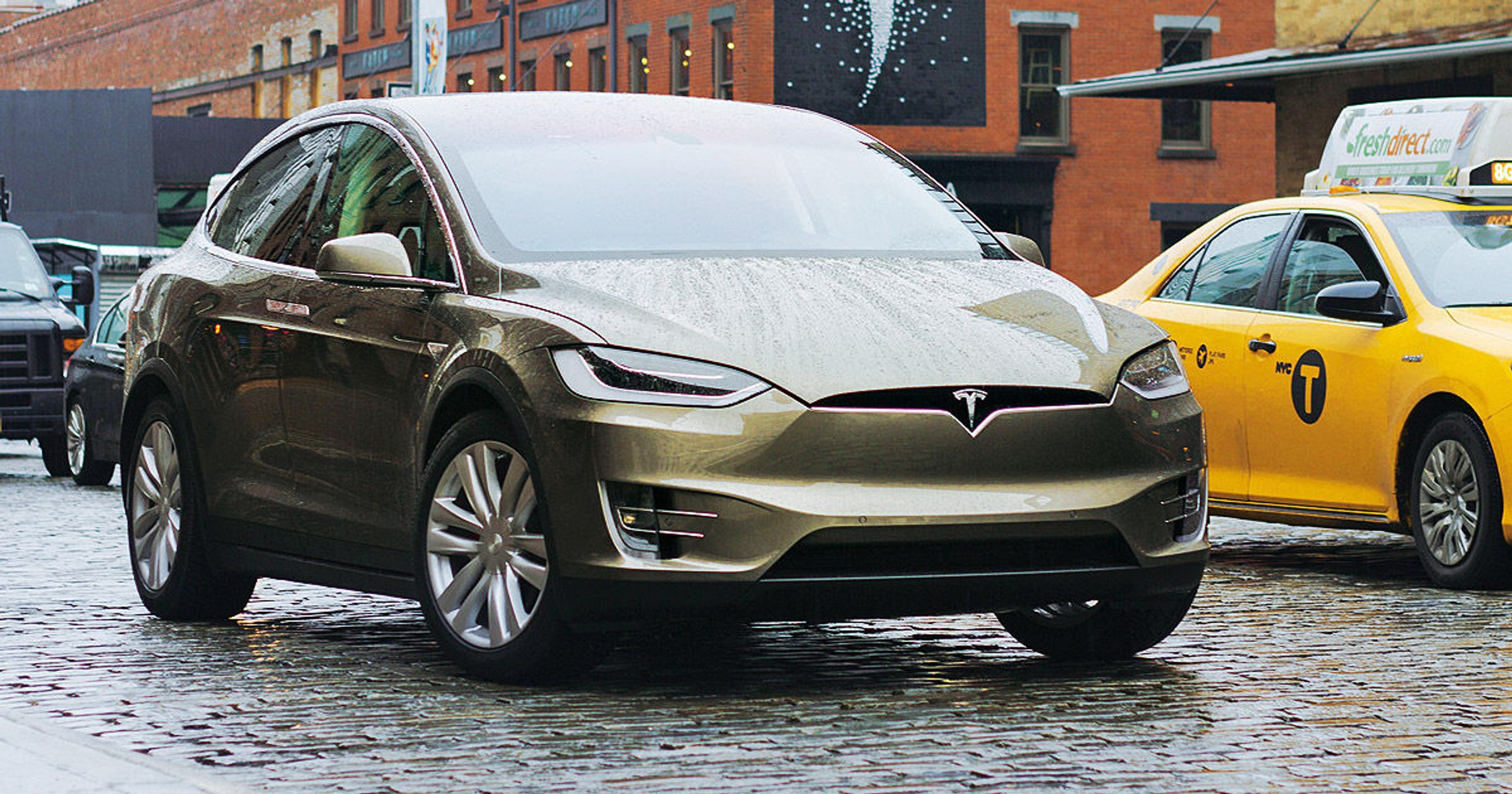 Tesla Model X - skrzydalty ekoanioł