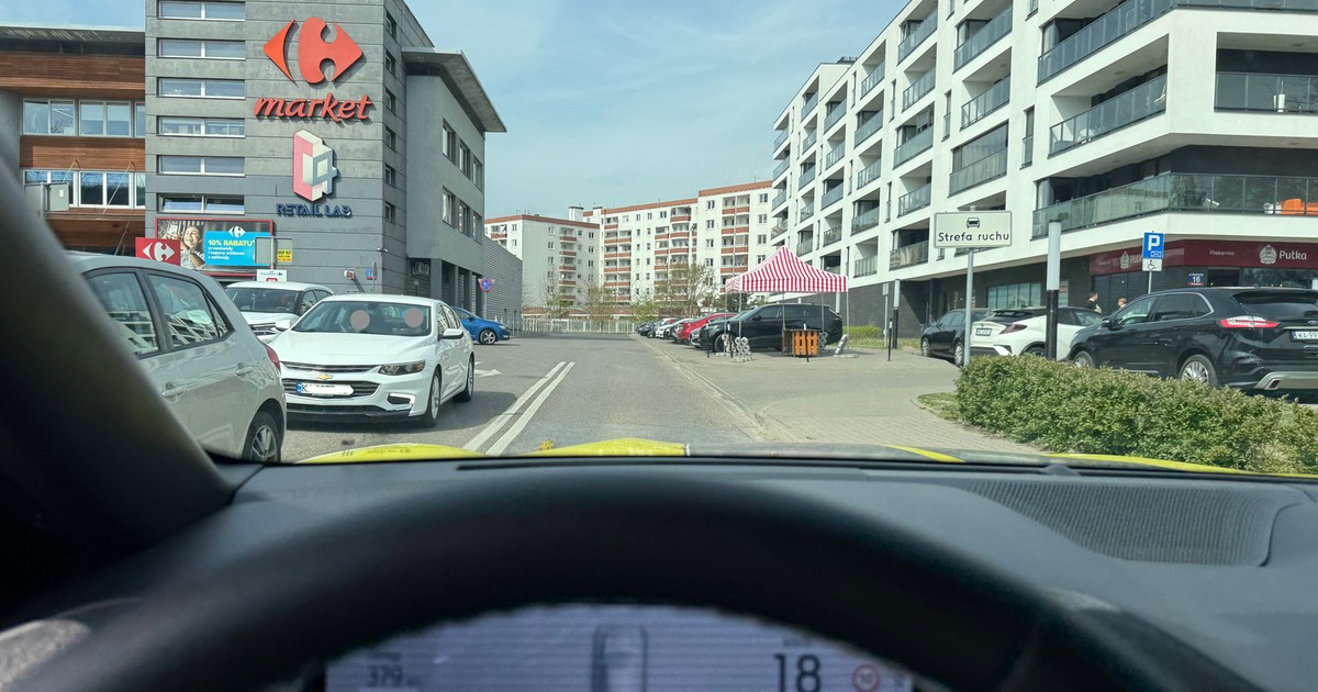 W tym przypadku znak "strefa ruchu" stoi w takim miejscu, że nie do końca wiadomo, którego wjazdu on dotyczy