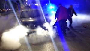 Policjanci zamienili się w strażaków i ugasili BMW