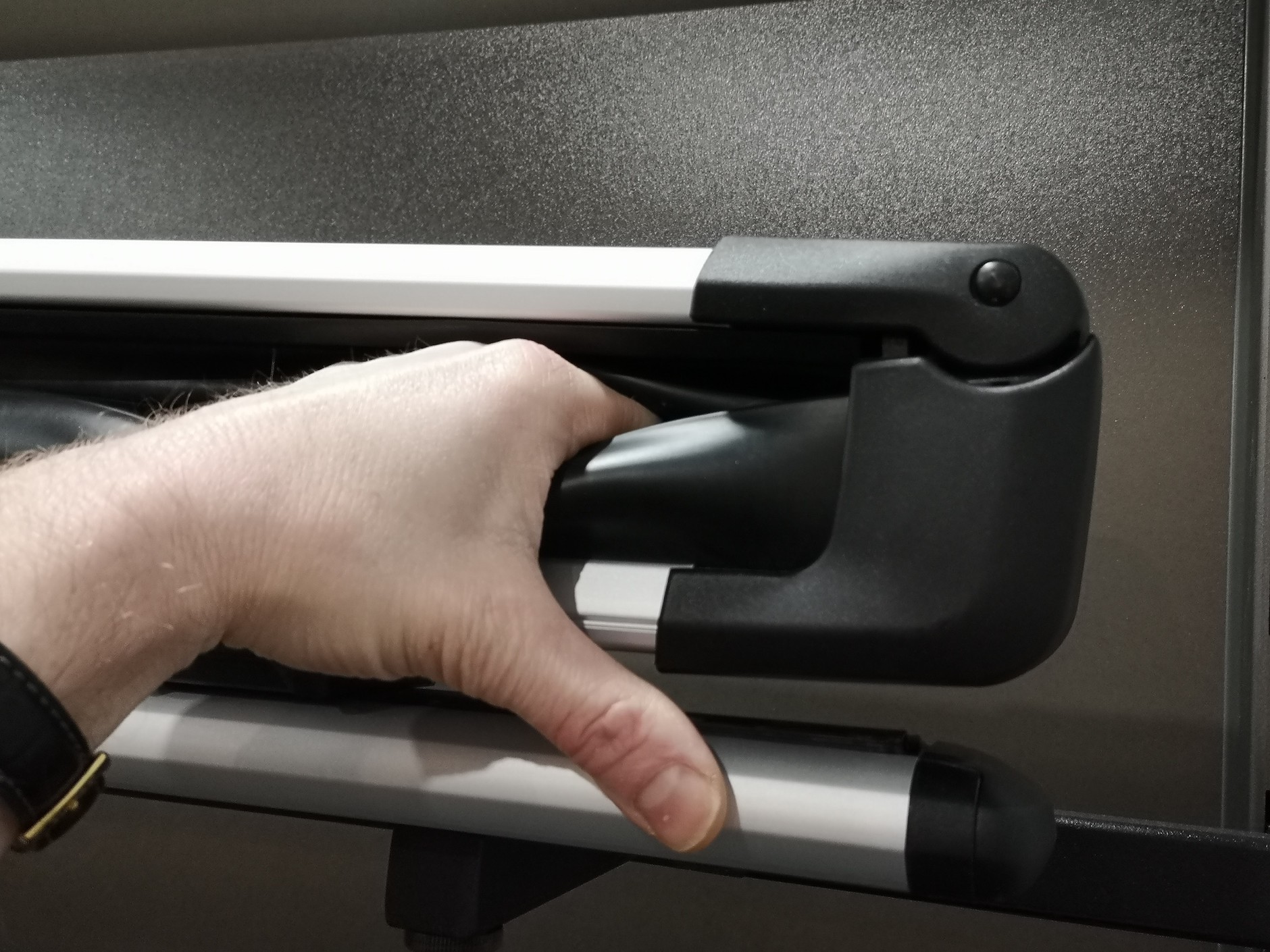 Dobry bagażnik na narty gwarantuje stały nacisk niezależnie od grubości przewożonych nart – w przypadku grubszych nart zawiasy mają zdolność do unoszenia się