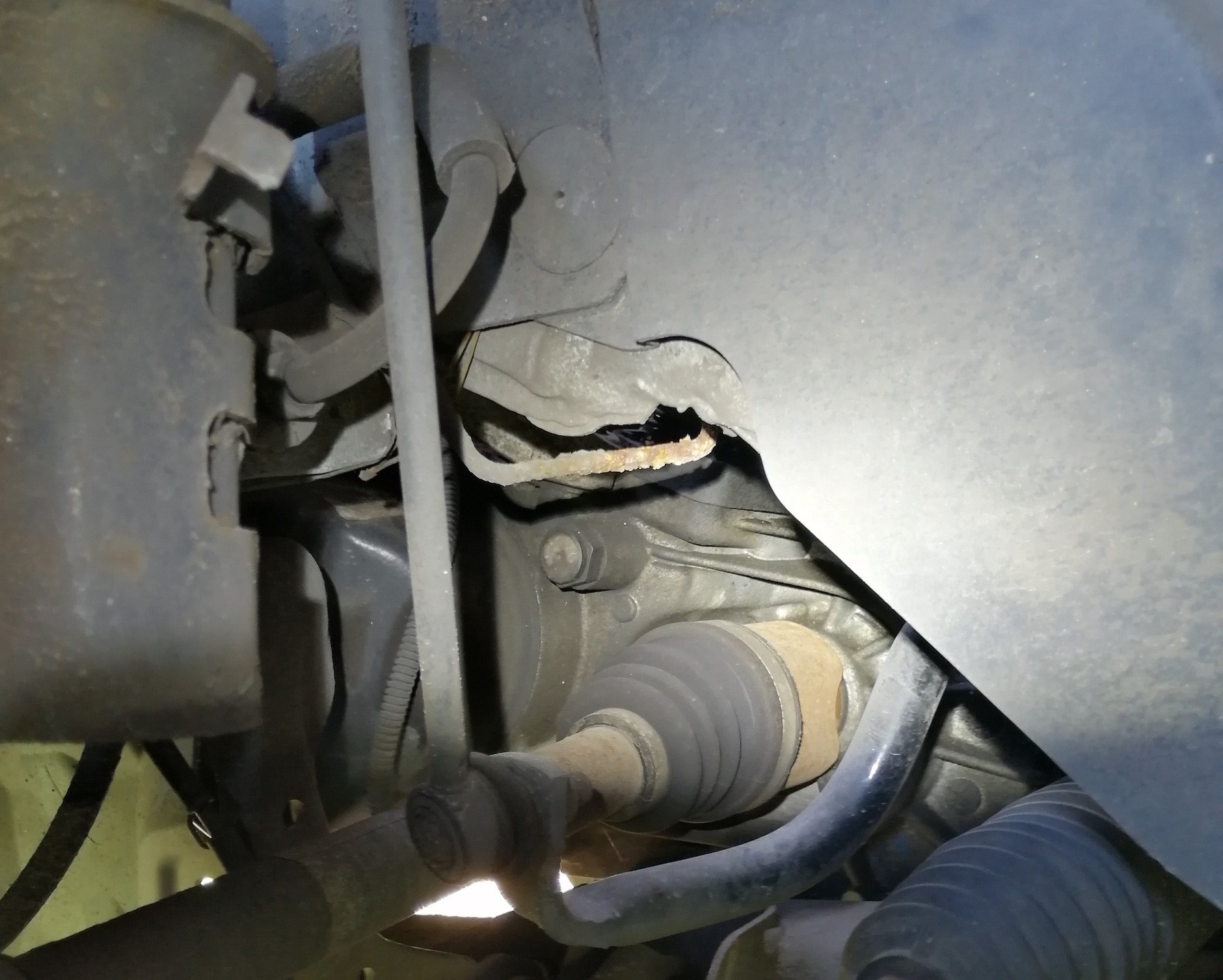 Renault Kangoo 1.6/2007, auto z ogłoszenia: zwróćcie uwagę na skorodowany przewód hamulcowy – w takim stanie auto nie powinno przejść przeglądu, to istotna usterka.