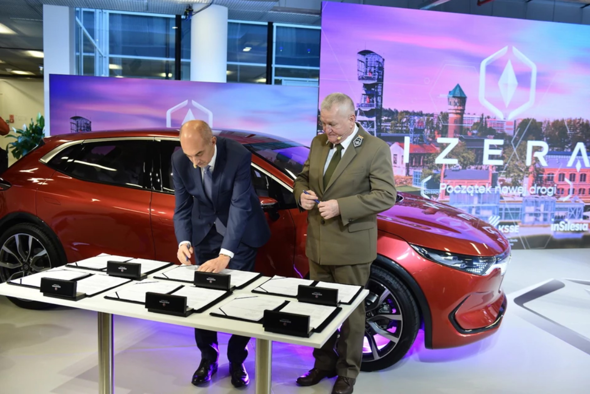 Podpisanie umowy dotyczącej przekazania działek pod fabrykę w Jaworznie.  Lasu już&nbsp;nie ma, fabryki jeszcze też nie. 