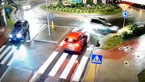 Nie trafił w żaden zjazd na rondzie. Zatrzymał go dopiero billboard [Nagranie]