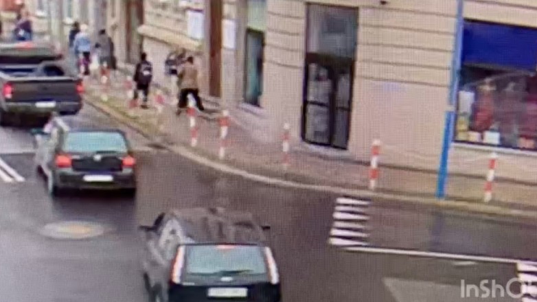 Dwie nastolatki potrąciły idącą chodnikiem kobietę