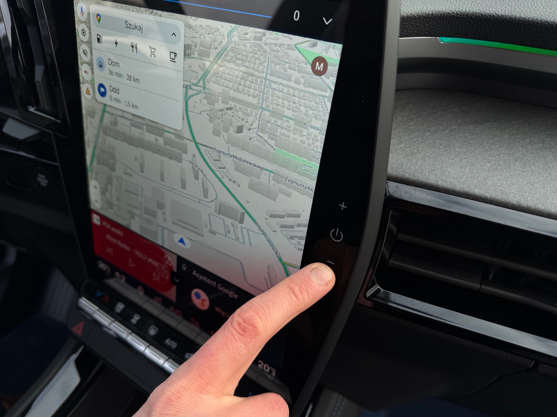 Renault Rafale ma na ekranie dotykową regulację głośności