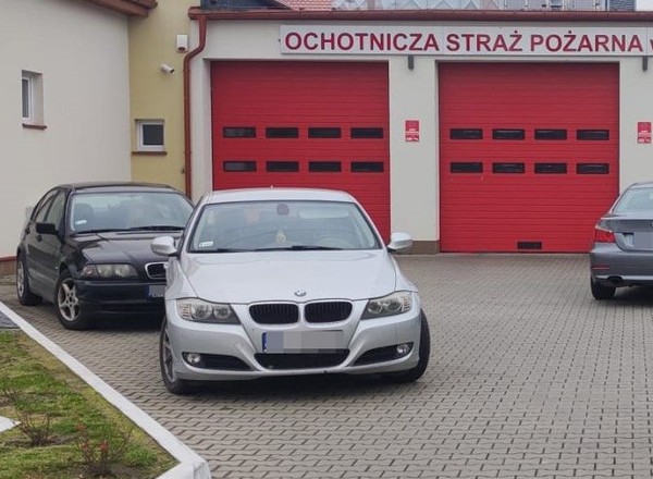 Zaparkowały swoje BMW w jednym miejscu. Strażacy musieli wezwać policjantów