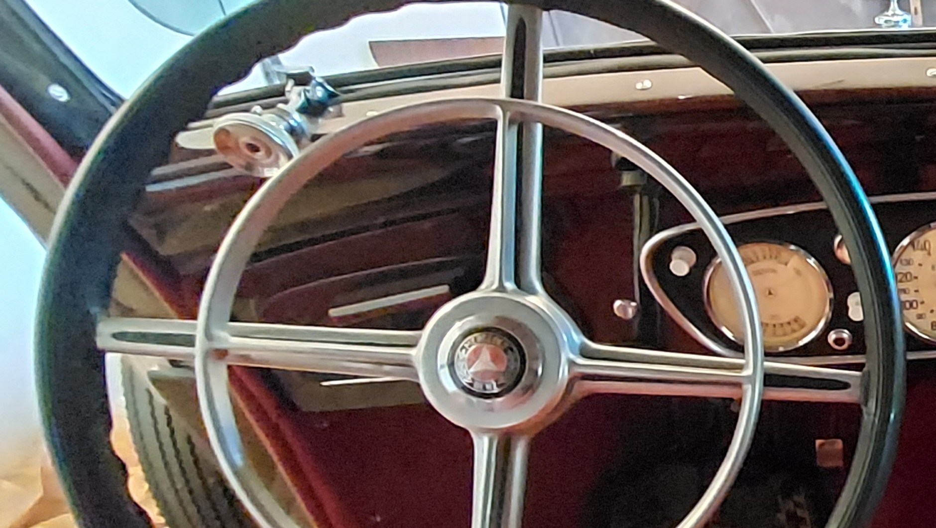 Mercedes 230 z 1937 r. Kierownica z pierścieniem klaksonu