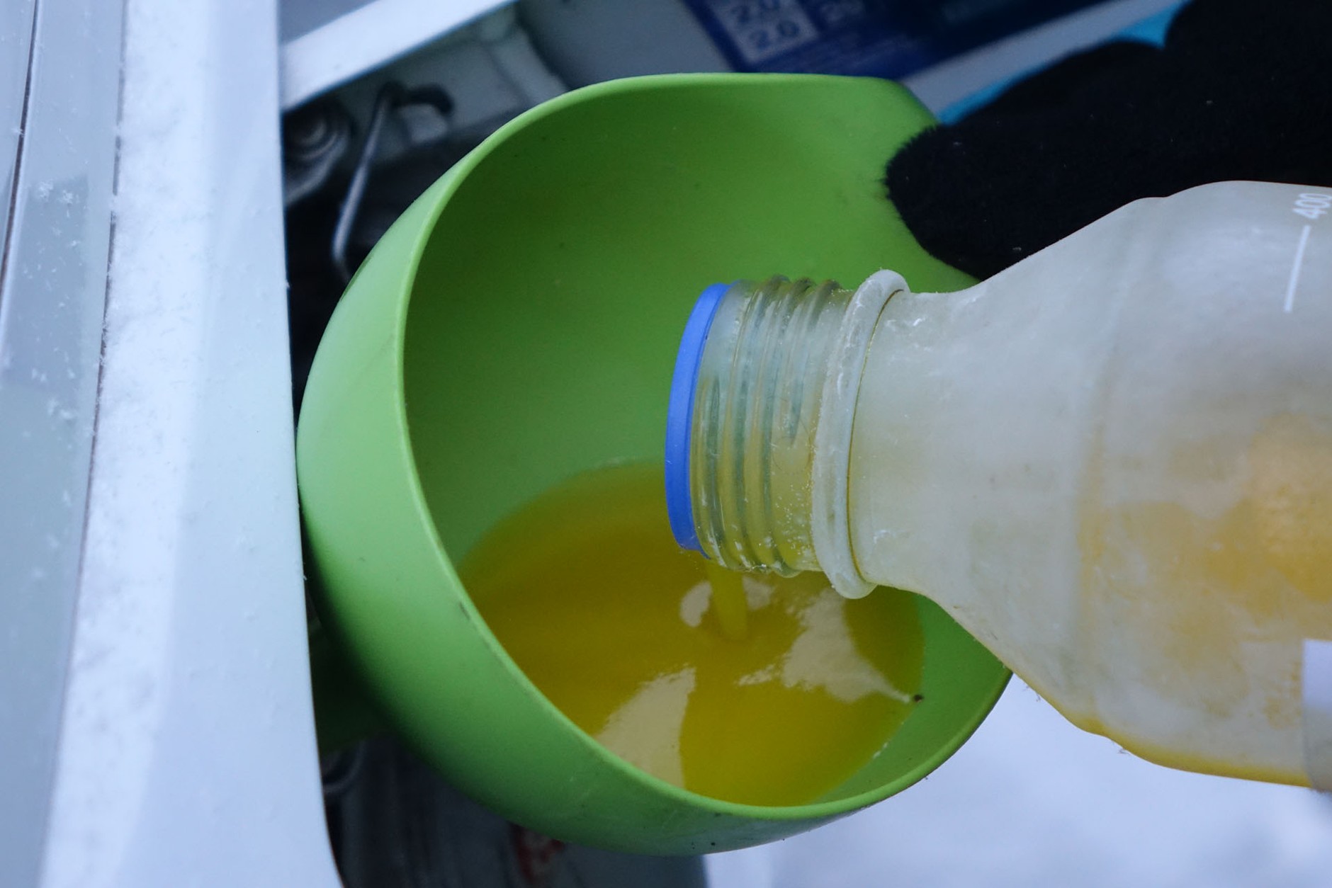 Zżelowany ON: takie paliwo jeszcze się leje, ale już blokuje większość filtrów paliwa; nie nadaje się do jazdy w mróz