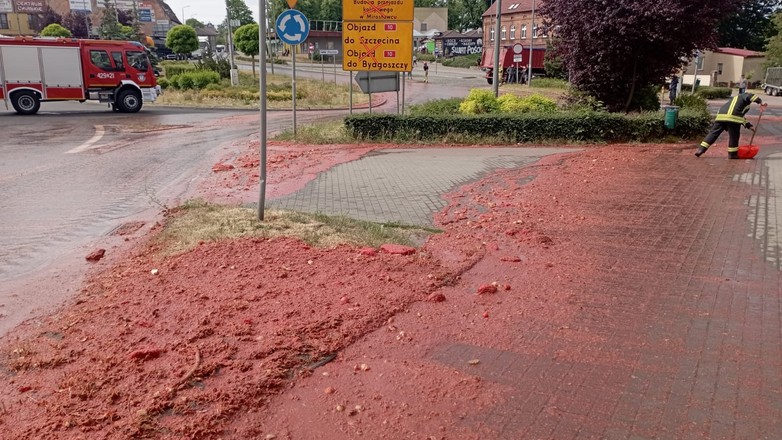 Dwie tony pomidorów zablokowały rondo w Czaplinku