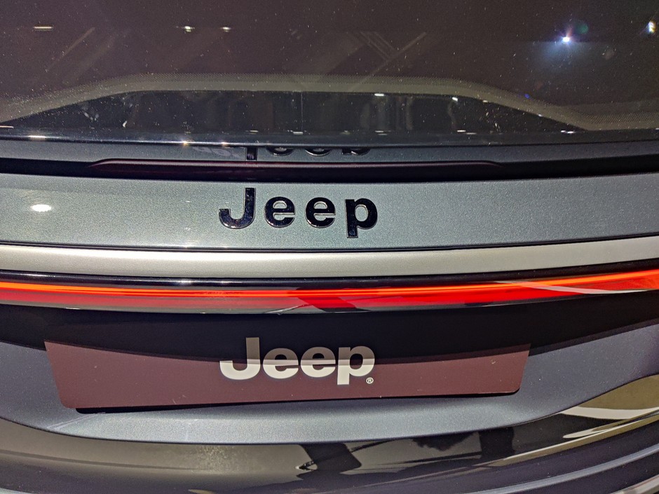 Jeep Wagoneer S