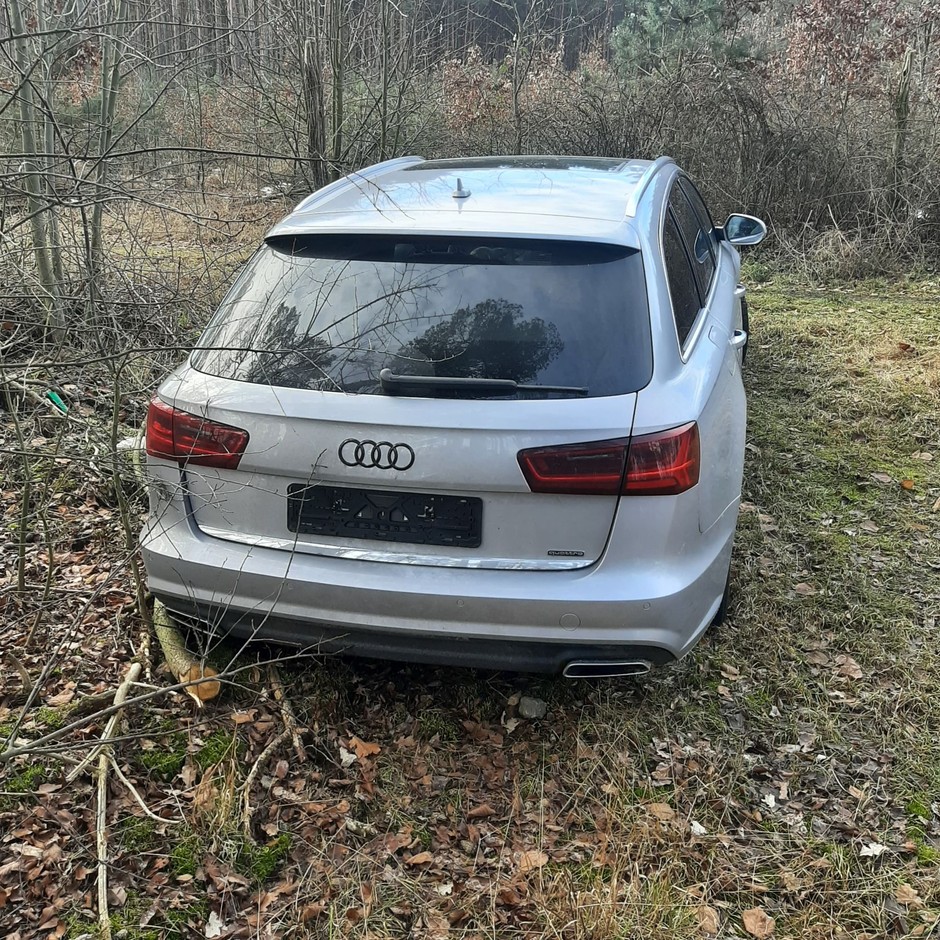 Luksusowe Audi z włączonym silnikiem porzucone w lesie
