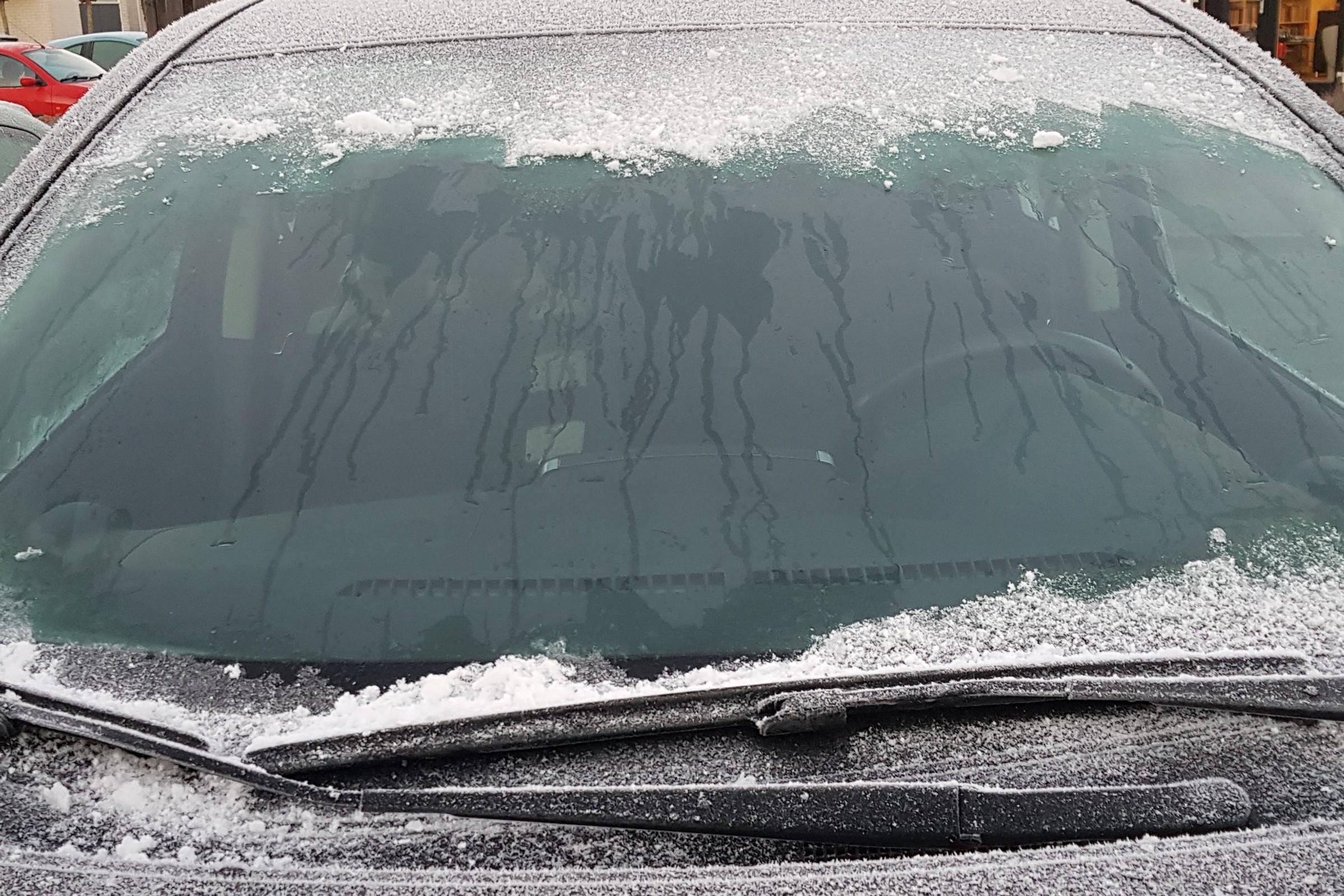 Przy takiej temperaturze może zamarznąć zimowy płyn do spryskiwaczy. "Te 1-2 stopnie robią ogromną różnicę"