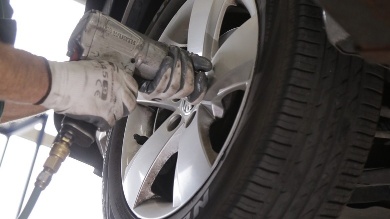 Zużycie opon powoduje stałą „dostawę” cząstek stałych do środowiska. Kurz wzbudzany przez pojazdy to kolejna rzecz – dlatego latem zbawienne okazuje się... polewanie wodą ulic