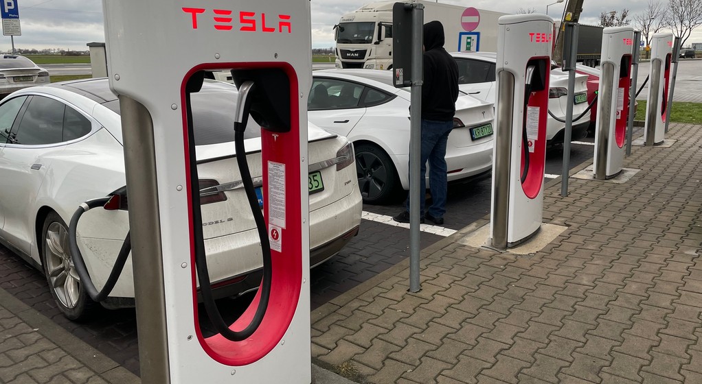 Przedświąteczny "zlot" kierowców Tesli na Superchargerze
