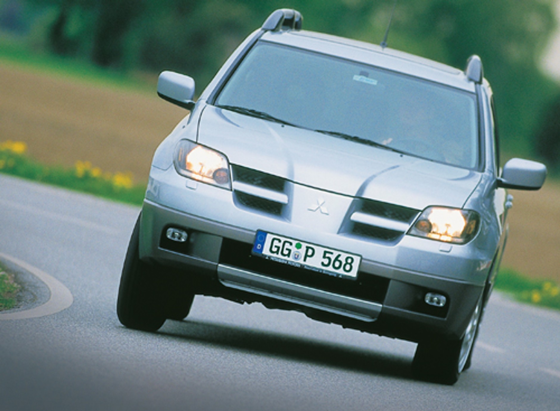 Trzy suv-y z benzynowymi silnikami: Mitsubishi Outlander kontra Toyota Rav4 i Ford Maverick