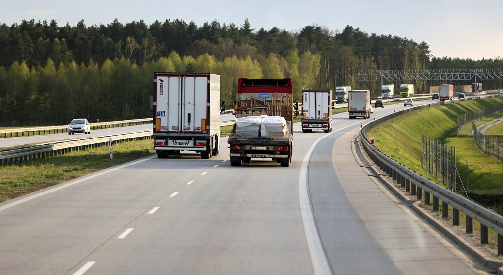 Wyprzedzająca ciężarówka na autostradzie