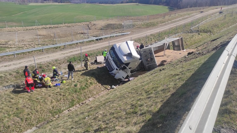 Na drodze S7 doszło do wypadku, w wyniku którego ciężarówka zjechała do rowu