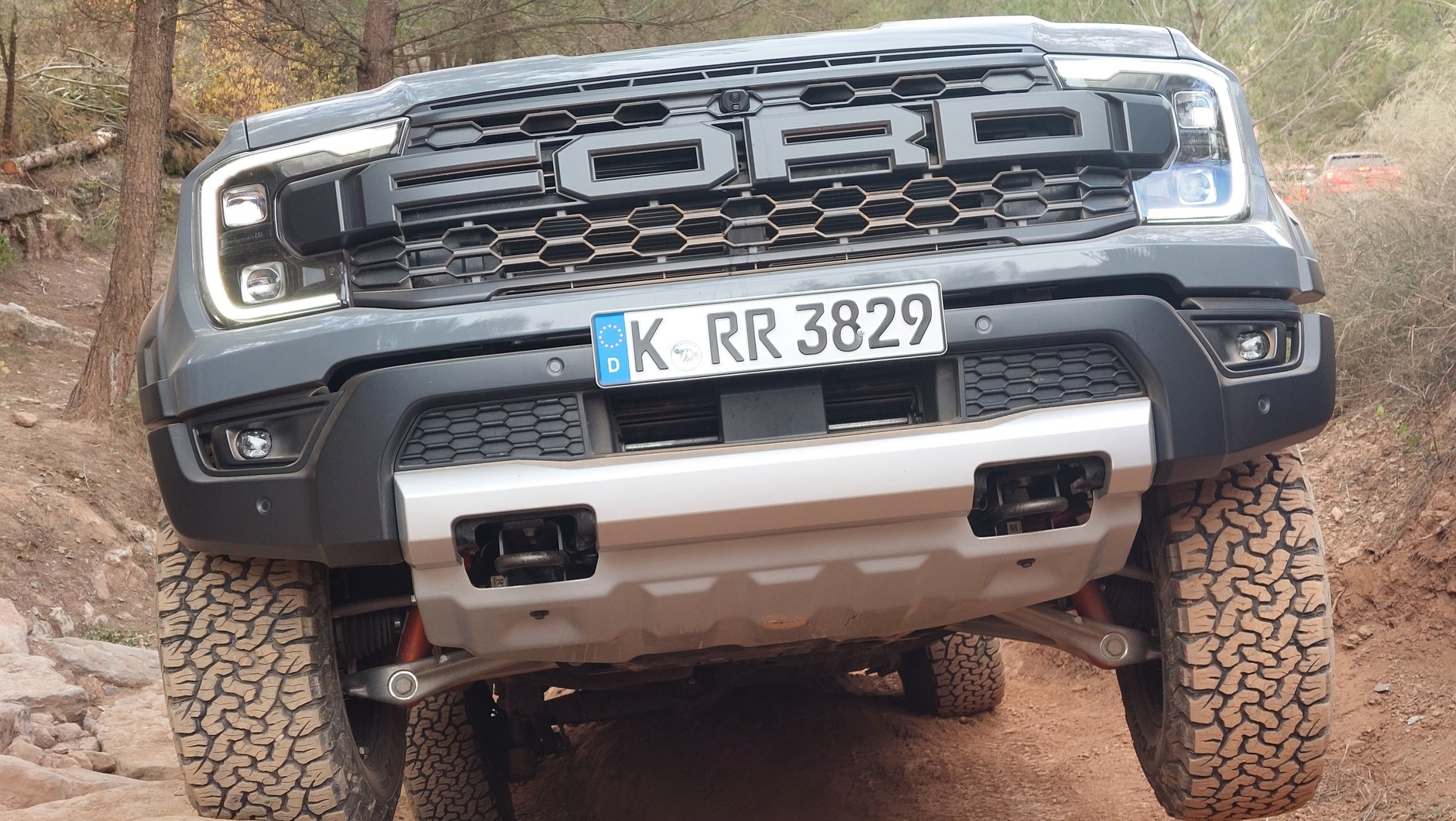 Większa niż w klasycznym Rangerze osłona silnika o grubości 2.3 mm, wykonana jest z wysoko wytrzymałej stali.