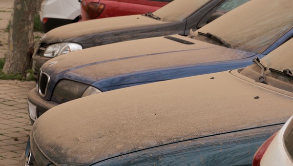 Pył saharyjski na samochodach