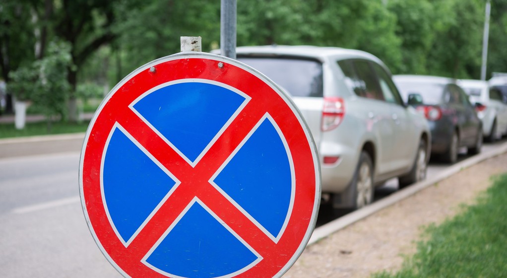 Znak B-36: zakaz zatrzymywania się