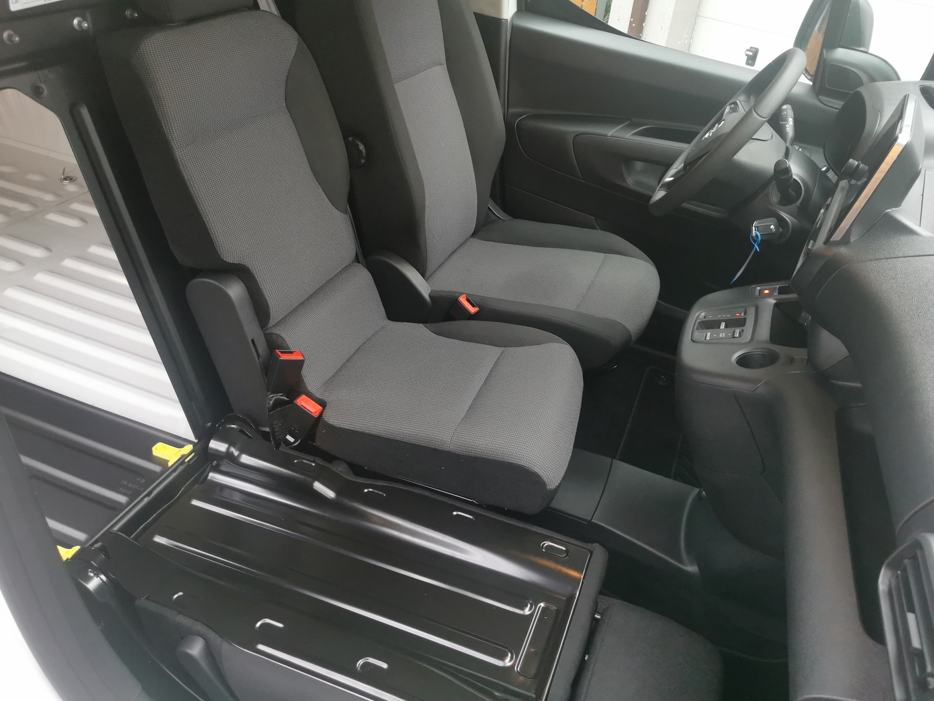 Opel Combo-e Cargo: po złożeniu prawego siedzenia i usunięciu fragmentu przegrody zyskujemy możliwość przewożenia długich przedmiotów