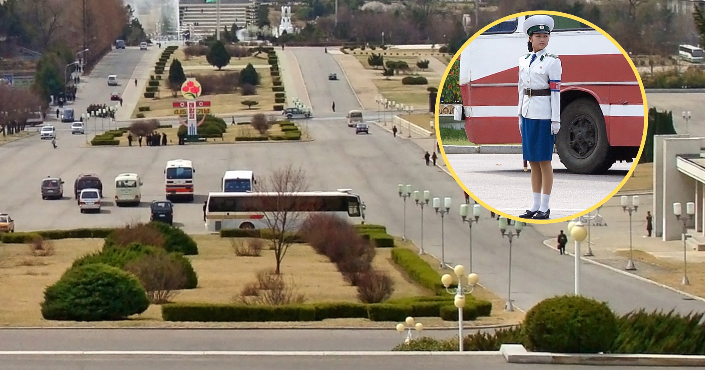 Na zdjęciu jedna z głównych ulic Pjongjangu. W kółku policjantka służby drogowej z Korei Północnej (Wikipedia/Cheddaz)