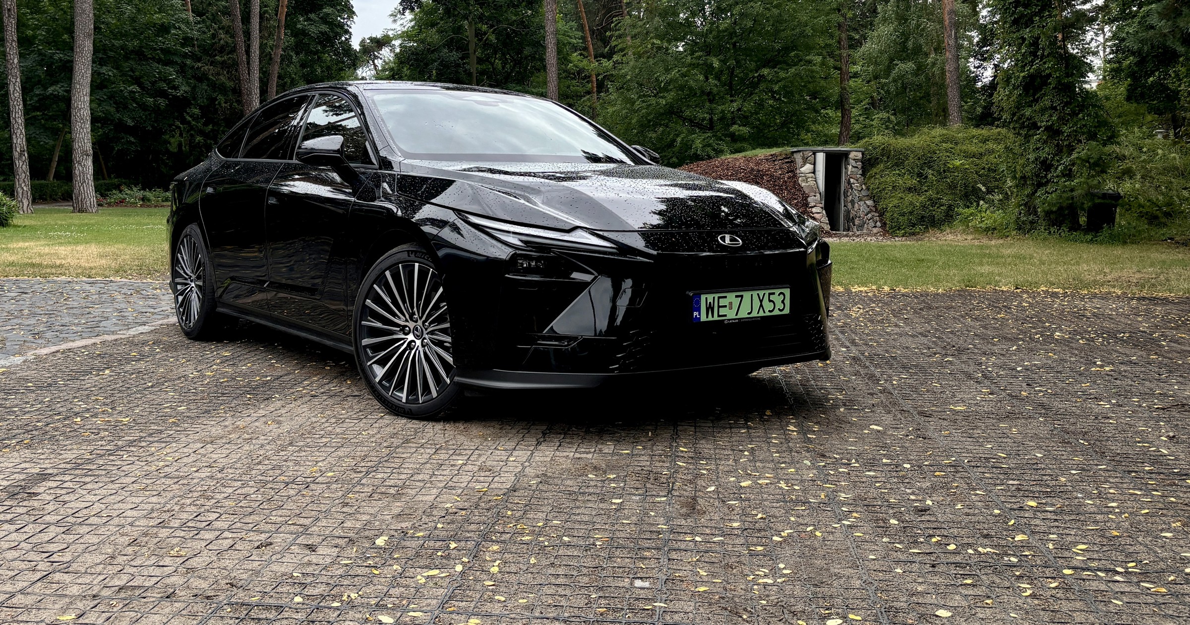 Nowy Lexus ES jest dostępny jako hybryda albo jako elektryk