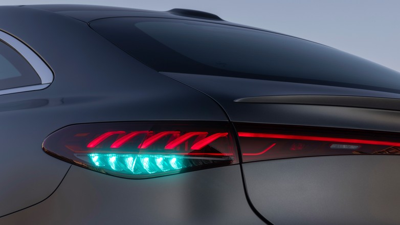 Nowe Mercedesy z turkusowymi światłami