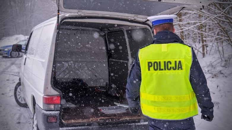 Policjant sprawdza obowiązkowe wyposażenie zatrzymanego pojazdu