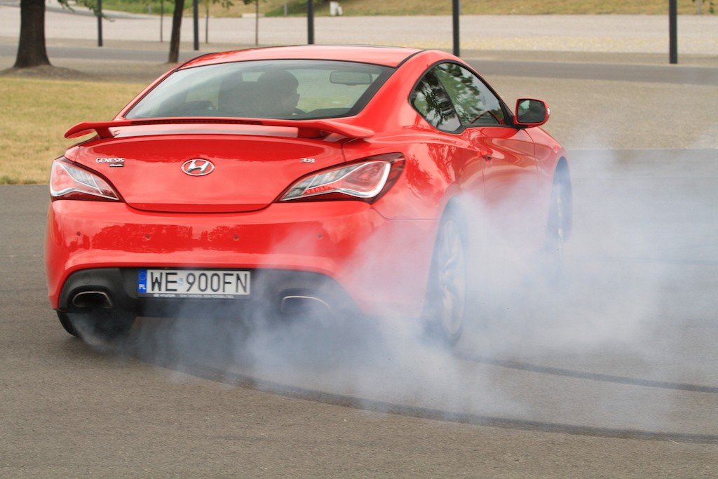 Hyundai Genesis 3.8 V6 | Test