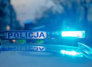 Kierowca bmw zjechał z drogi i dachował. Nie miał prawa jazdy