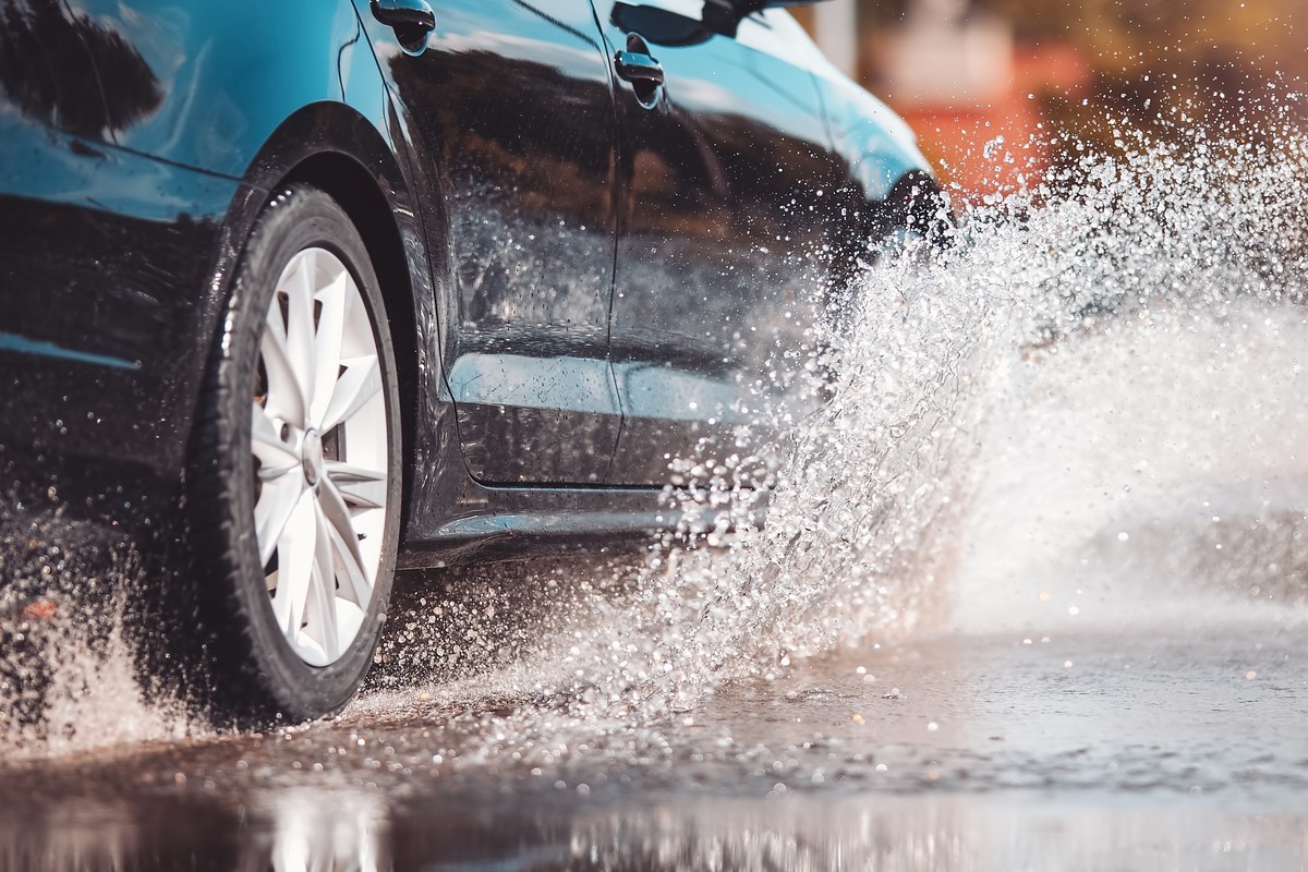 Aquaplaning pokonuje choćby doświadczonych kierowców. Jest na niego jeden sposób