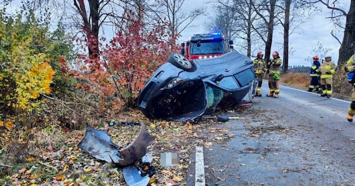  Policja pokazała, co 21-latek zrobił z Mazdą. Dachowanie w długi weekend