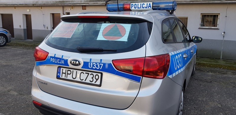Pojazdy specjalne oznacza się czarnym trójkątem w kole (żółte lub pomarańczowe tło)