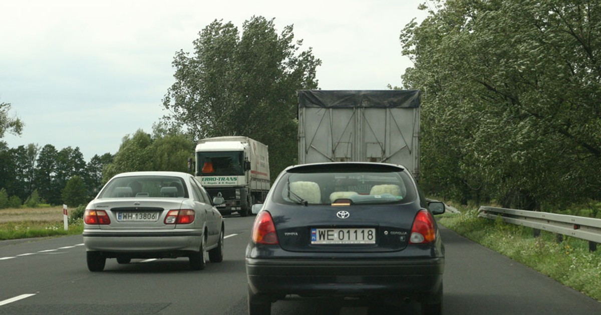 Dlaczego nie wolno jeździć po poboczu?