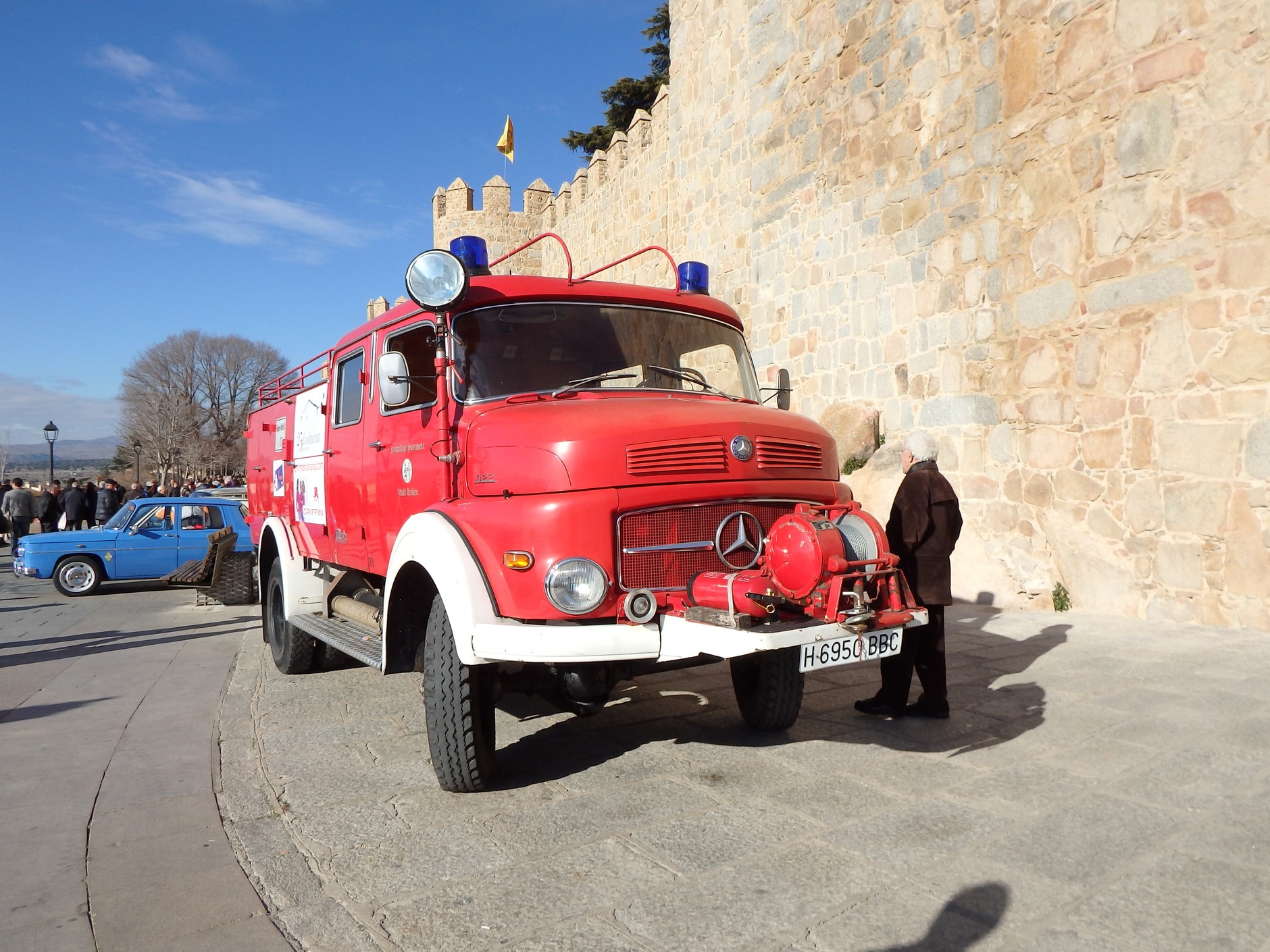 W niejednej polskiej remizie OSP stoi jeszcze taki Mercedes. W latach 90. trafiły one do Polski w formie wsparcia od niemieckich strażaków i wciąż mają się dobrze. 