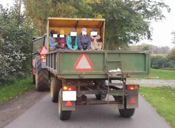 Rolnik wiózł na przyczepie pięć osób. Sąd go uniewinnił