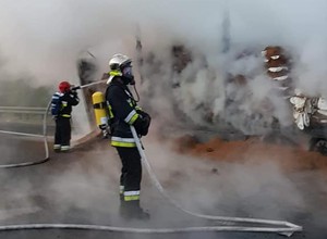 Jeden miał grozić, drugi oblał Mercedesa benzyną i podpalił – tak walczą sprzedawcy choinek!