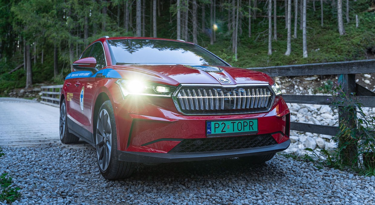 Zobaczyliśmy samochody TOPR. Przewożą sprzęt w wyższe góry oraz podczas akcji ratunkowych