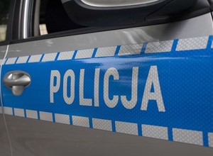 Przez trzy godziny siedziała na przystanku z dwójką dzieci. Wszystko widział kierowca autobusu