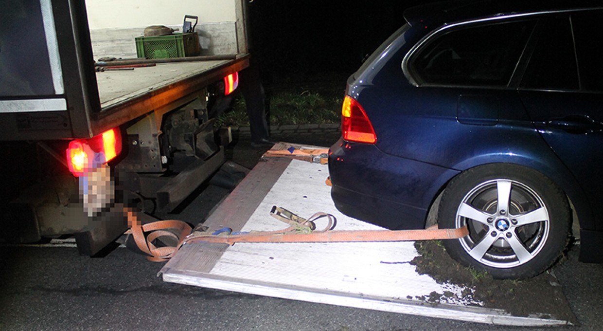 Taki sposób odholowania BMW wzbudził podejrzenia. Mieszkaniec zadzwonił na policję