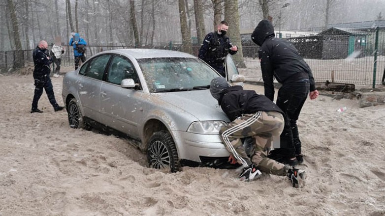 Volkswagen Passat zakopany na plaży nieopodal Kołobrzegu