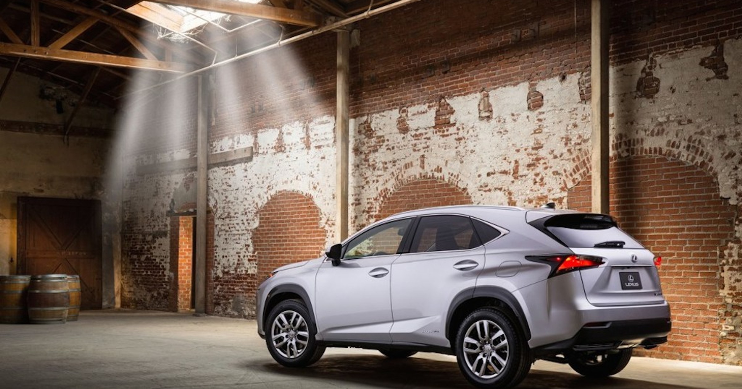 2015_Lexus_NX_300h_003