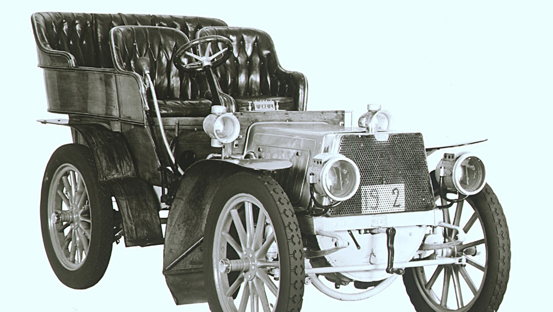 Wczesne automobile, jak ten Fiat 12 HP z 1901 r., miały kierownicę z prawej strony, żeby lepiej widzieć pobocze.