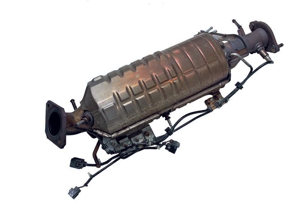 Działanie i stan filtra jest nadzorowane m.in. poprzez czujnik różnicy ciśnienia spalin przed i za filtrem.