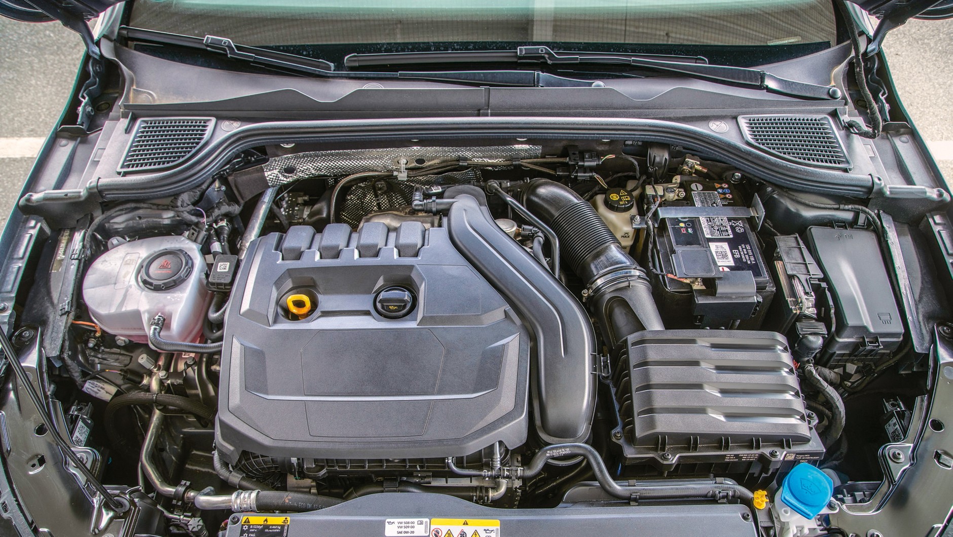 Volkswagen Golf 2022 - ta czterocylindrowa, oszczędna maszyneria o mocy 130 KM ze skrzynią DSG odpowiada za rozpędzenie Golfa do poprzedniego zdjęcia. Niby kultura pracy wyższa od rywala, ale wyciszenie silnika jednak nieco gorsze.